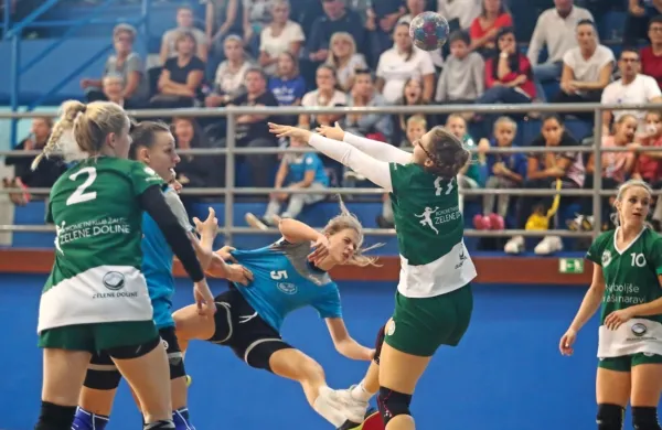 Izkušenejše gostje v obrambi niso izbirale načinov, kako zaustaviti 
poskuse Izolank. V modrem dresu je v padcu Leila Mujanović.