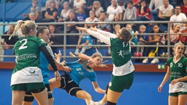 Izkušenejše gostje v obrambi niso izbirale načinov, kako zaustaviti 
poskuse Izolank. V modrem dresu je v padcu Leila Mujanović.