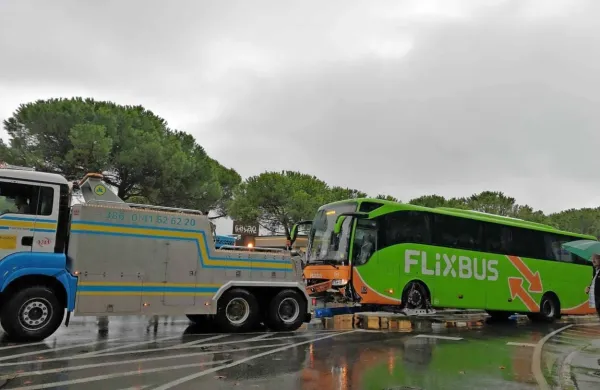 Zaradi dolgotrajnega reševanja razbitega avtobusa (čakali na 
ustrezno vozilo za odvoz) so cesto odprli nekaj po 17. uri. 