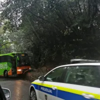 Avtobus odstranili, cesta je ponovno prevozna