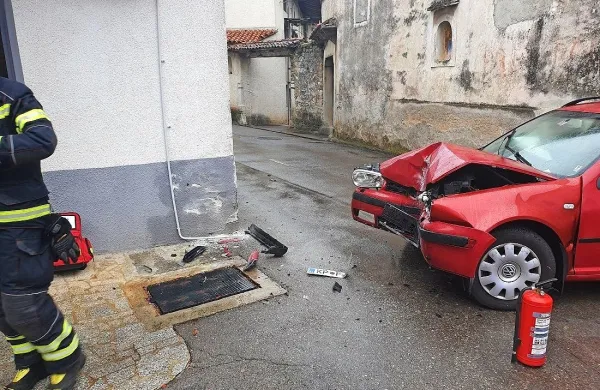 Kra&scaron;evec z avtom trčil v vogal hi&scaron;e