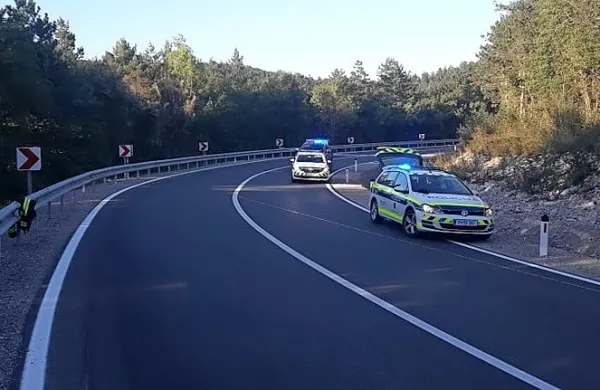 Čeprav je splošno znano, kako nevaren je ovinek pod Pivko, so ob zadnji obnovi ob njem postavili 
odbojno ograjo z razgaljenimi stebrički. 