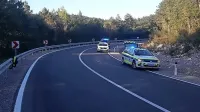 Čeprav je splošno znano, kako nevaren je ovinek pod Pivko, so ob zadnji obnovi ob njem postavili 
odbojno ograjo z razgaljenimi stebrički. 