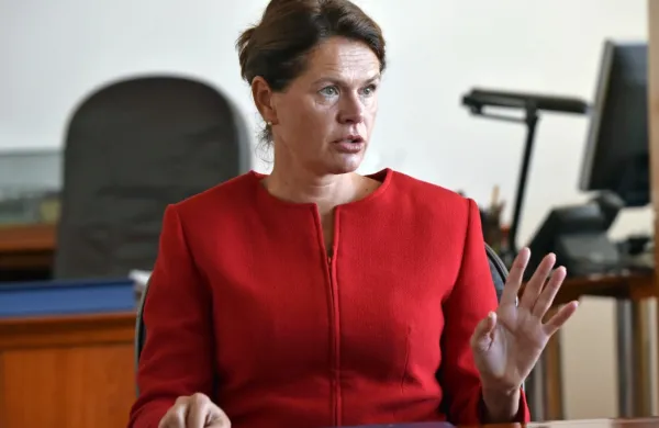 Ministrica za infrastrukturo Alenka Bratušek se je morala danes v 
DZ braniti očitkov o političnem kadrovanju.