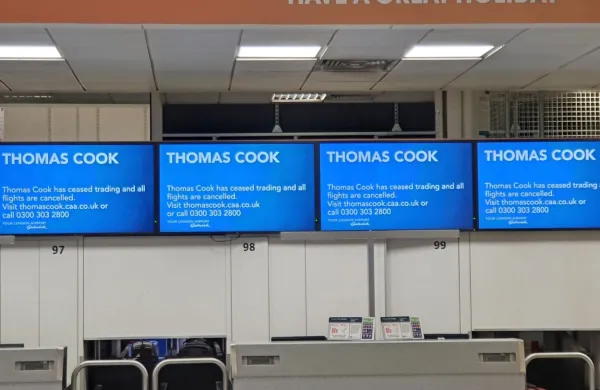 Ikonični britanski potovalni velikan Thomas Cook je  razglasil 
stečaj. Zaradi stečaja je v tujini obstalo 600.000 turistov, med njimi 
150.000 Britancev.