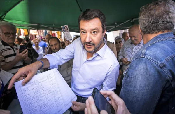 Matteo Salvini in aktivisti opozicijske desne stranke Liga so minuli 
konec tedna v Italiji zbrali 200.000 podpisov proti novi vladi pod 
vodstvom premierja Giuseppeja Conteja.