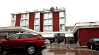Pred ajdovskim hotelom Gold club je 19-letnik minulo sredo z 
nožem po vratu, brez razloga, porezal francoskega turista.  