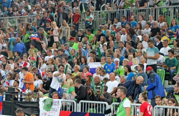 Potem ko je slovenska odbojkarska reprezentanca na evropskem 
prvenstvu v Ljubljani premagala Rusijo in se uvrstila v polfinale, za 
vstopnice vlada izjemno zanimanje.
