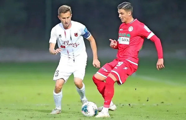 Z Olimpijo vodilni Aluminij v svojih vrstah nima Cristiana Ronalda, 
čeprav bi Mihaela Klepača (desno) kdo lahko zlahka zamenjal s 
portugalskim zvezdnikom.