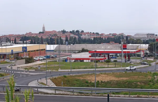 Občina bo prodala travnato zemljišče neposredno ob vzhodnem 
rondoju in  dostopu v mesto.