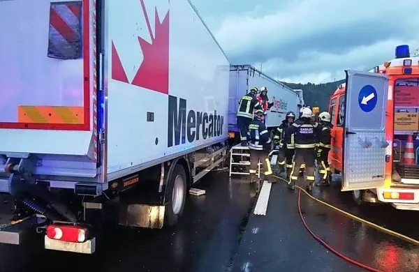 Voznik slovenskega tovornjaka je po trku ostal ukleščen v kabini, 
iz katere so ga rešili gasilci. 