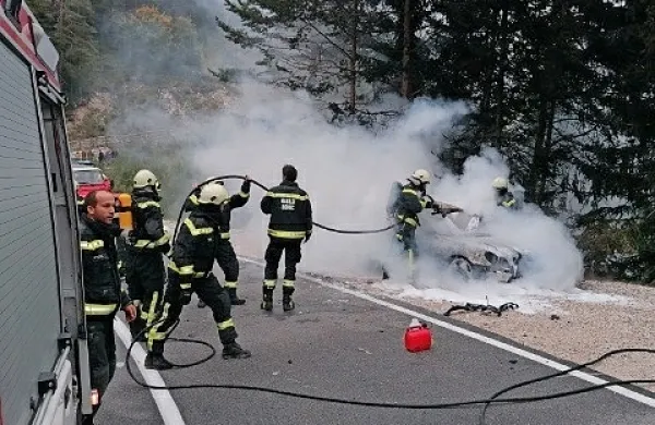 Nem&scaron;ki mercedes uničili plameni