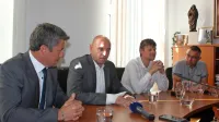  Minister Simon Zajc (drugi z leve, ob njem postojnski župan Igor Marentič, poslanec Robert Pavšič 
in podžupan Andrej Berginc)   je junija napovedal, da bo zakon o zaščiti Malnov vložila vlada.