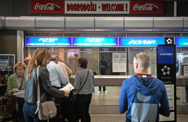 Včerajšnji prizor z brniškega letališča pred okenci Adrie Airways, ki  
je večino letov odpovedala.