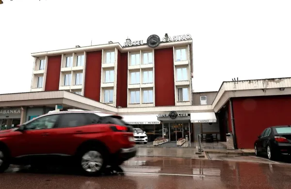 Kaj se je  dogajalo z mladeničem, ki je  pred ajdovskim hotelom 
napadel francoskega turista, bo pomagalo razkriti izvedensko 
mnenje  psihiatrične stroke. 