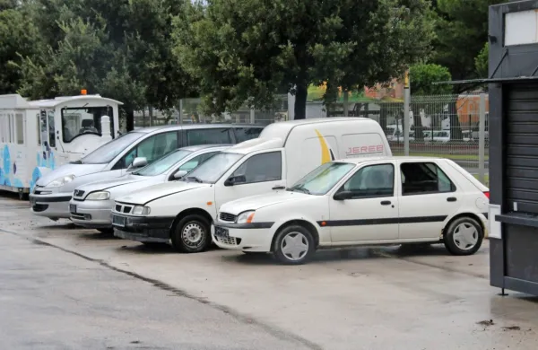 Nekateri avtomobili so imeli razbita stekla, večina pa odprte 
pokrove motorjev. 