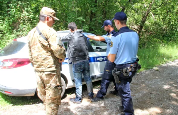 Bistriški policisti so junija pri  Zabičah ustavili BMW, v katerem se 
je poleg voznika in sopotnika gnetlo še sedem ilegalnih prebežnikov (fotografija je simbolična). 
