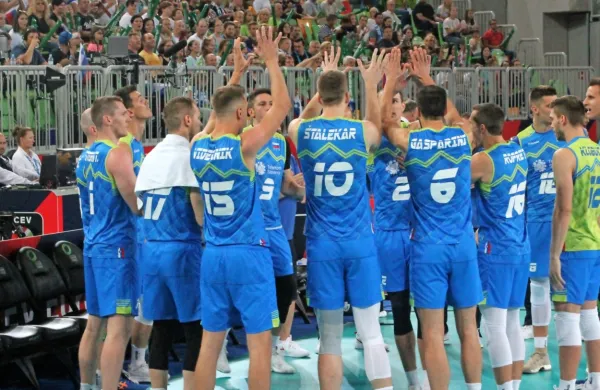Drevi si bo polfinalno tekmo med Slovenijo in Poljsko moč 
ogledati tudi na velikem zaslonu  na Bevkovem trgu v Novi 
Gorici.