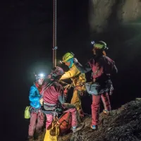 Jame imajo veliko skupnega z vesoljem