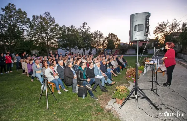 Tudi narečni večer na Škofijah je ponudil srečanje domačega  in narečja gostov, tokrat  iz Benečije. 