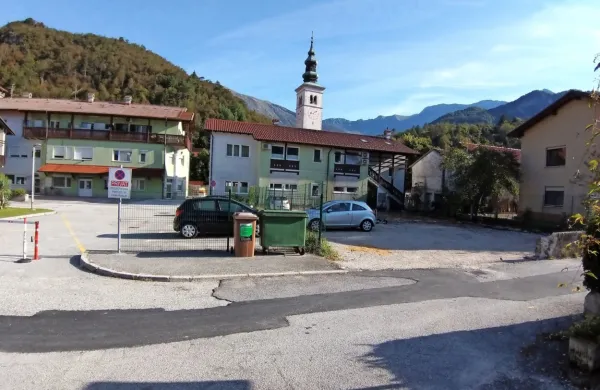 Začasno parkirišče (desno) je občina uredila tudi ob parkirišču, ki 
je v lasti stanovalcev. 