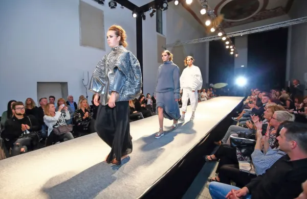 9. oktobra se bo na modni reviji Stylo 2019 v cerkvi sv. Frančiška 
predstavilo osem finalistov javnega natečaja za mlade modne 
oblikovalce Centra mladih Koper.