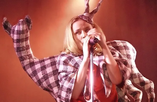 Roisin Murphy slovi tudi po svojih ekscentričnih koncertnih 
opravah.