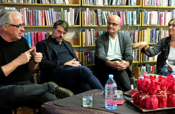 Gostje  Ifigenije Simonović,   predsednice žirije za Rožančevo nagrado, so bili predvčerajšnjim v komenski knjižnici nominiranci (z leve)   
Marcel Štefančič, jr., Luka Novak in Urban Vovk; manjkala sta Uroš Zupan  in Boštjan Narat. 