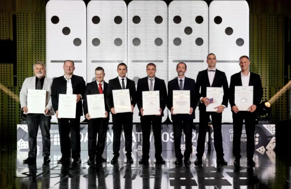 “Skoraj ni dvoma, da je za povečanje dodane vrednosti na zaposlenega investiranje v razvoj in inovativnost 
osrednjega pomena. Uspešna podjetja to zelo dobro razumejo,” je ob podelitvi priznanj osmim najbolj inovativnim 
podjetjem povedal predsednik države Borut Pahor.