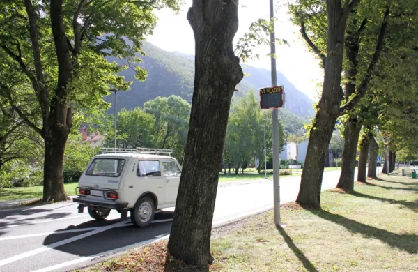 Občina skuša umirjati prehitre voznike na Goriški cesti  tudi s 
prikazovalnikom  hitrosti. 