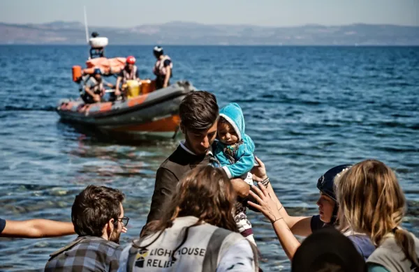 Grške oblasti so danes sklenile, da bodo s svojih otokov v 
Egejskem morju na celino prepeljale več kot 10.000 migrantov. 