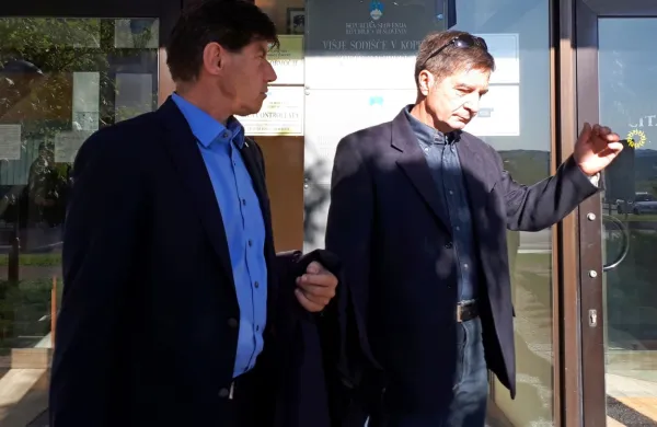 Robert Časar (desno) z odvetnikom Danielom Planinšcem