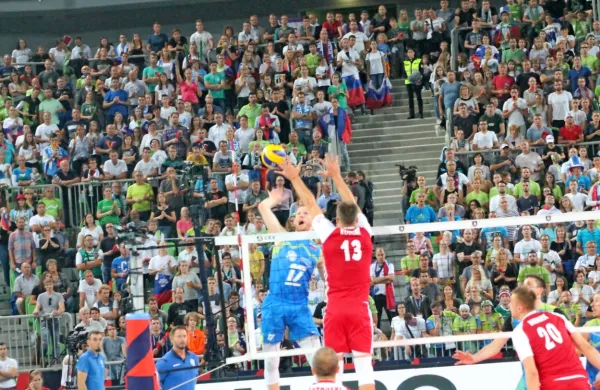 Tine Urnaut (v modrem dresu) slovenskim navijačem: velikanski 
hvala in škoda, ker Stožice ne bodo gostile še finala. 