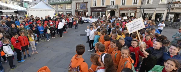  Razvejana mreža slovenskih šol je ključnega pomena za ohranjanje žive slovenske skupnosti v Italiji. 