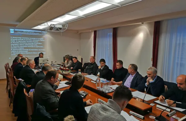 Svetniki v Kanalu so bili ogorčeni nad očitki o netransparentnosti. 