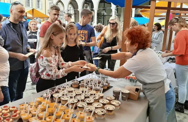 V lončkih, kozarčkih, na pladnjih in krožničkih. Samo da je 
sladko.
