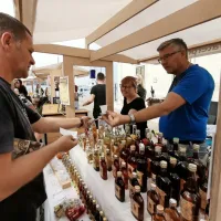 Na Ukmarjevem trgu je bilo več odraslih kot na drugih trgih, saj je 
bilo tam več ponudnikov alkoholnih pijač.