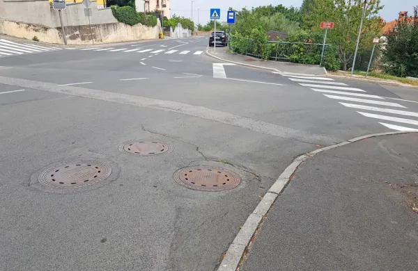 Ob stičišču ulic Dolga Reber in Krožna cesta v Žusterni so odkrili 
nekaj hiš (na desni strani ceste), kjer so svoje fekalne priključke 
nezakonito priklopili na javni sistem meteornih voda.