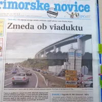 Po odprtju novega odseka avtoceste od Klanca proti Kopru so 
gradbinci zaprli glavno cesto Kozina-Koper, saj v Črnem Kalu niso 
uredili križišča glavne ceste in ceste, ki vodi na priključek Črni Kal. 
Zmeda je bila popolna.