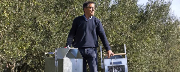 Anđelko Čakarun s pihalnikom za oljke: levo je pripravljen za delo, 
desno za transport.