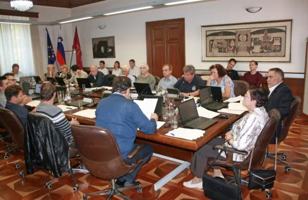 Prejšnji župan Davorin Terčon, zdaj opozicijski svetnik, je zavrnil 
očitke sedanjega župana, da so se v prejšnjem mandatu zadolževali za tekoče stroške. 