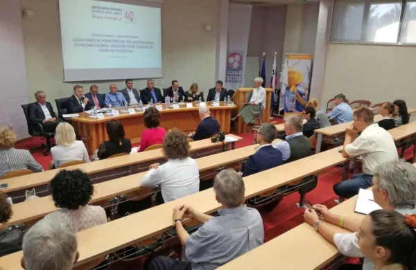 Župani so na podjetniški tribuni odgovarjali tudi na vprašanja 
občinstva, vezana na razvoj obrti, podjetništva in turizma.