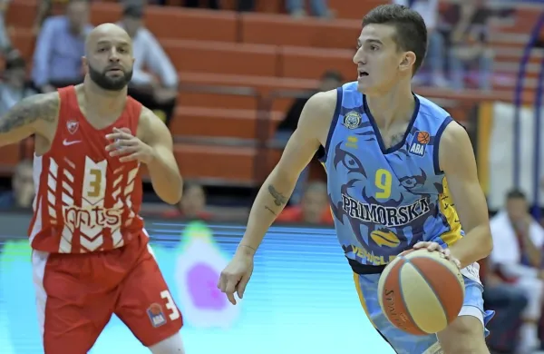 Nejc Barič (desno), ki ima v nogah malo tekem proti ekipam 
višjega ranga,  je  dvoboj s Crveno zvezdo odigral pogumno.