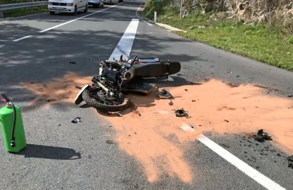 V Podgradu je voznik z avtom presekal pot motoristu.