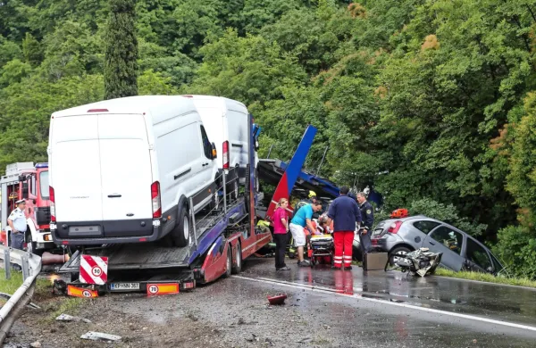 Izolan je s tovornjakom, na katerem sta bila kombija,  trčil v štiri 
vozila, dve je potisnil v jarek.  