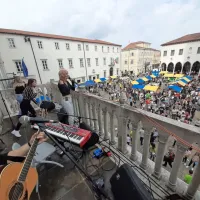  Lea Sirk je pela množici na  Titovem trgu.