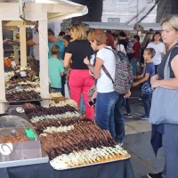 Praline, tartufi, čokoladne skulpture, celo čokoladni kebab ... 
čokoholiki so se lahko sprostili v Taverni in na Carpacciovem 
trgu.