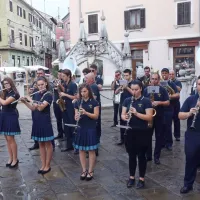 Pihalni orkester Marezige je v soboto zjutraj pozdravil začetek 
festivala in pregnal dež.    