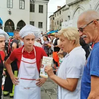 Zmagovalca Malega šefa Slovenije Lan in Žak Verko nista  spretna 
le pri kuhanju, ampak tudi pri prodaji dobrot.