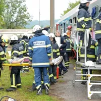 Tako kot pred 35 leti so tudi tokrat gasilci iz vagonov reševali in 
odnašali ponesrečence. 